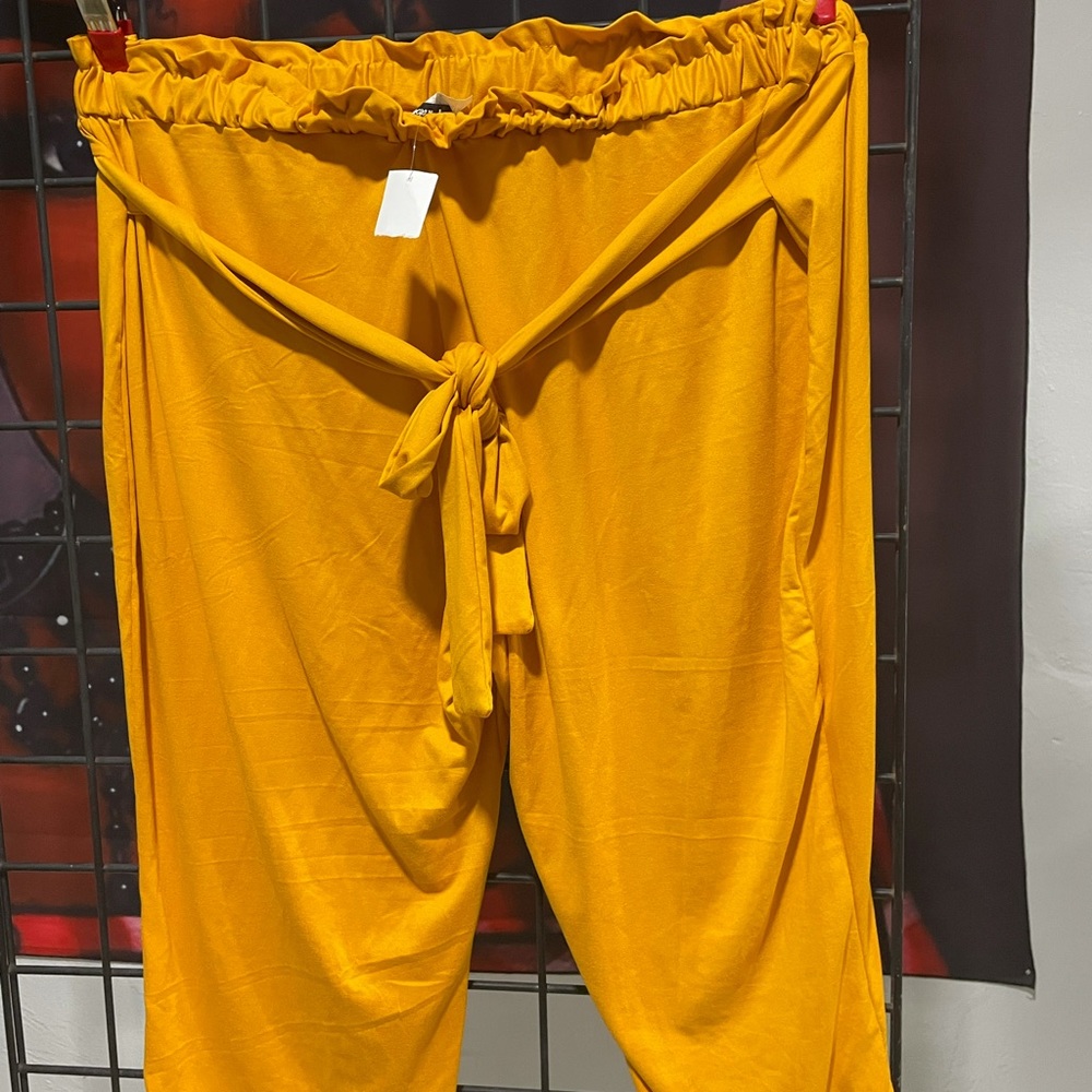 Yellow stretchy capris